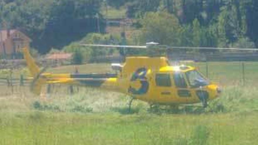 El helicóptero de Bomberos de Asturias que trasladó a la médica al monte, ayer, en Felechosa.