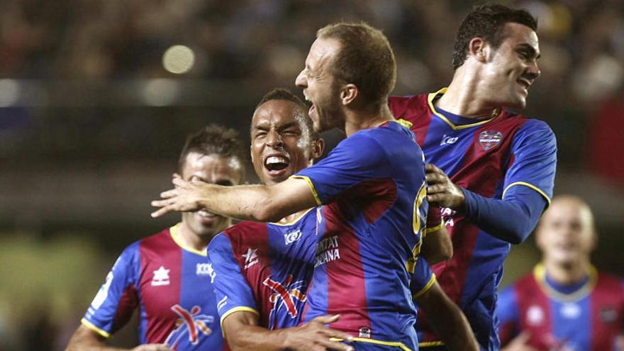 Valdo, Juanlu e Iborra celebran uno de los tres goles de la victoria en 2011.