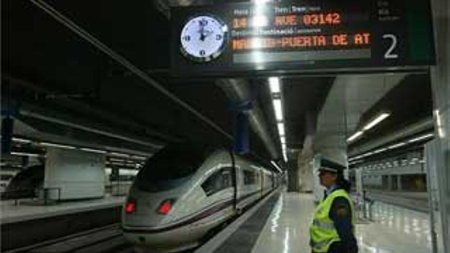 Solo los trenes de Japón superan en puntualidad a los AVE de Renfe