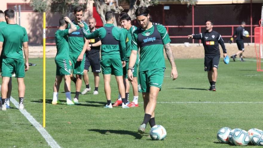 Los jugadores del Elche entrenando este miércoles a puerta abierta