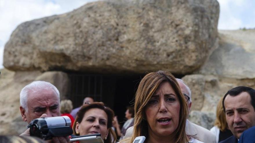 La presidenta de la Junta de Andalucía, Susana Díaz, junto al Dólmen de Menga en Antequera, durante su visita hoy al conjunto megalítico.