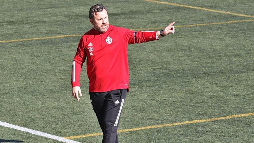 El entrenador del Valladolid, Sergio González, dando instrucciones a sus jugadores.