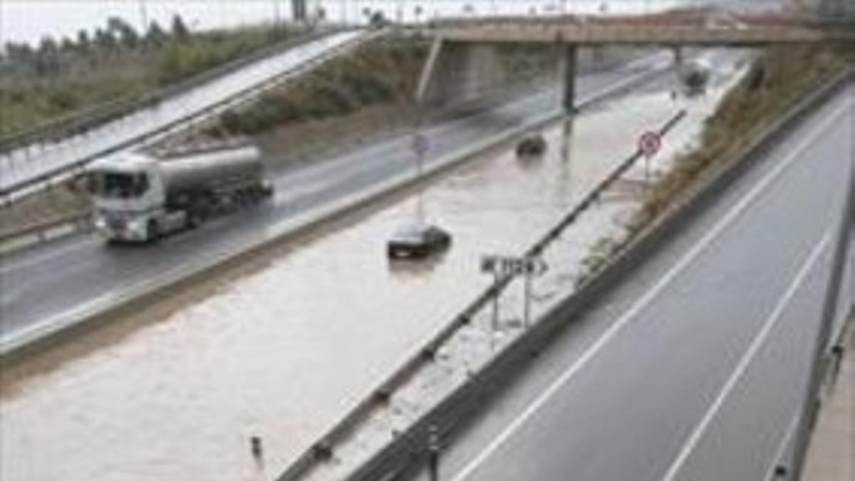 La autovía A-7, anegada a su paso por L'Hospitalet de l'Infant, ayer.