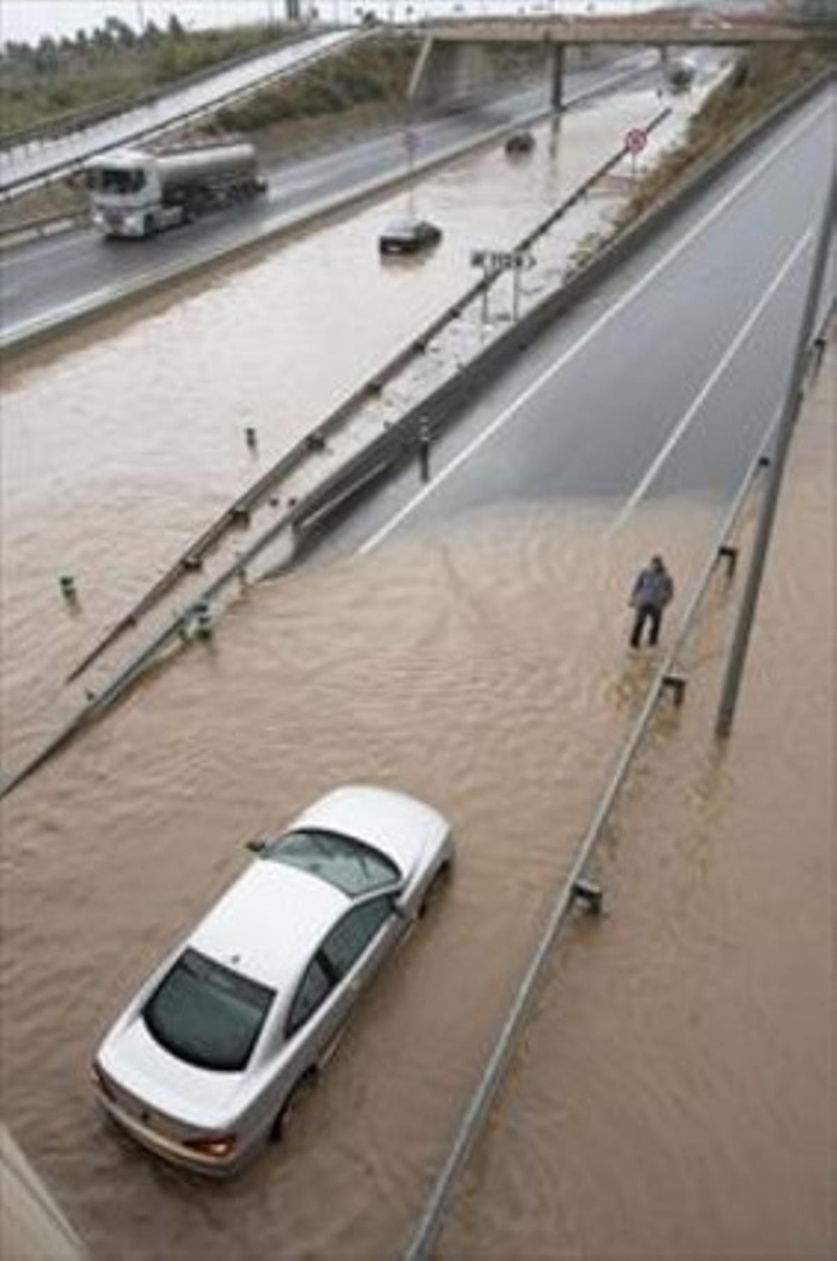 L’autovia A-7, inundada al seu pas per l’Hospitalet de l’Infant, ahir.