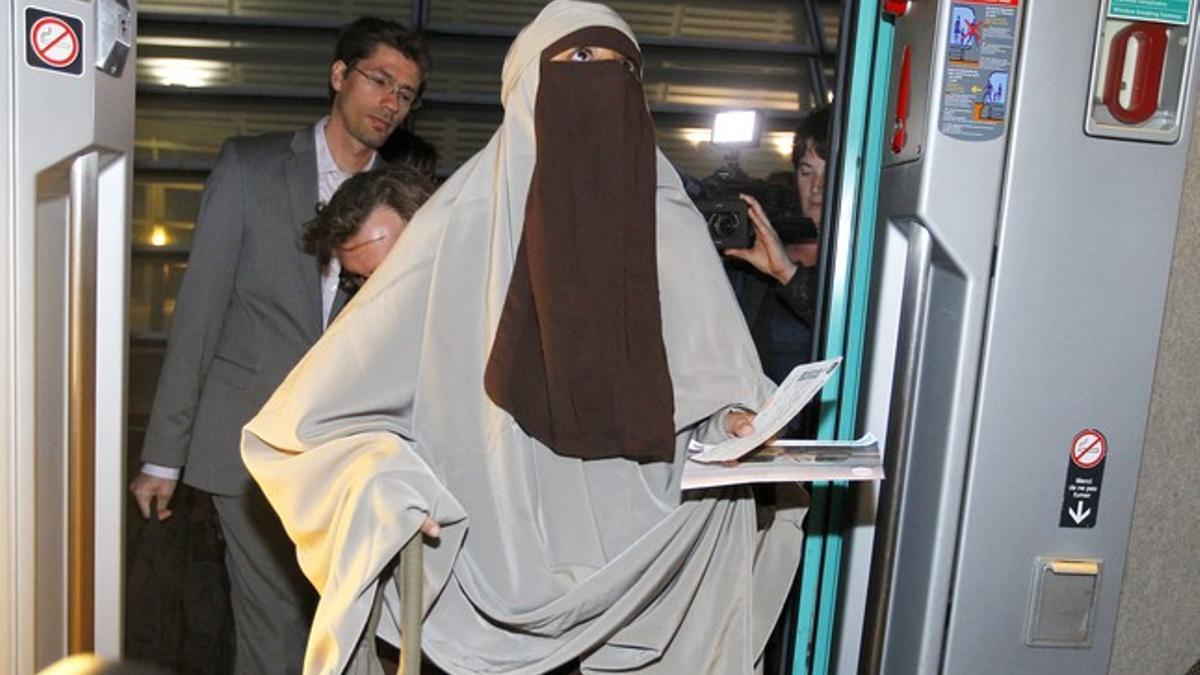 Kenza Drider lleva &quot;niqab&quot; en la estación de trenes en Avignon, Francia, el mismo día que ha entradao en vigor la ley que prohíbe el velo integral en espacios públicos.