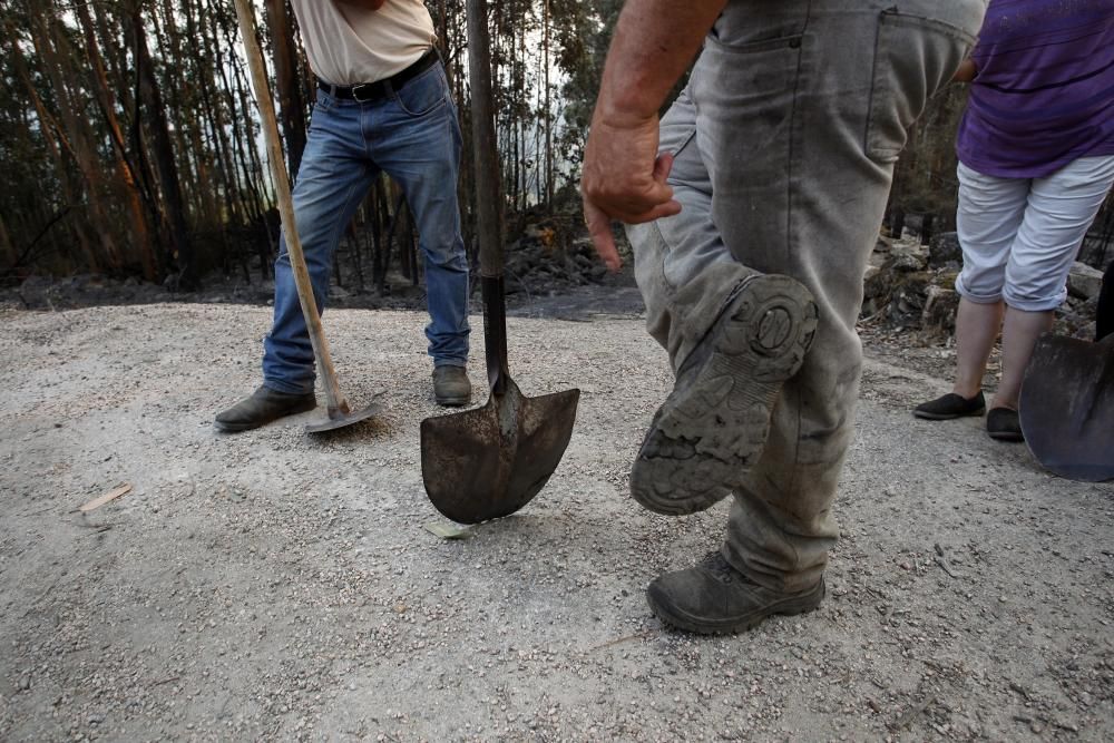 Los medios de lucha contra incendios han conseguido estabilizar el fuego y ha sido desactivada la situación de alerta. Alberto Núñez Feijóo estuvo ayer en Arbo para seguir las labores de los profesion