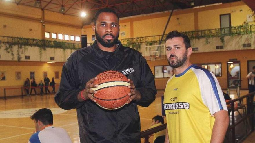 Danny Agbelese, ayer, con el preparador fisíco Rubén Vieira en el Paco Paz. // Iñaki Osorio