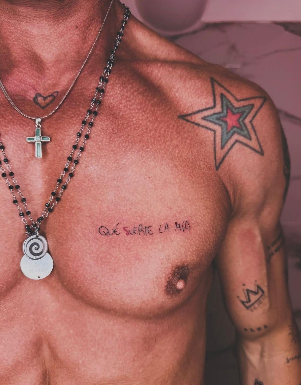 El tatuaje en el torso del nuevo compañero de Sheila Casas