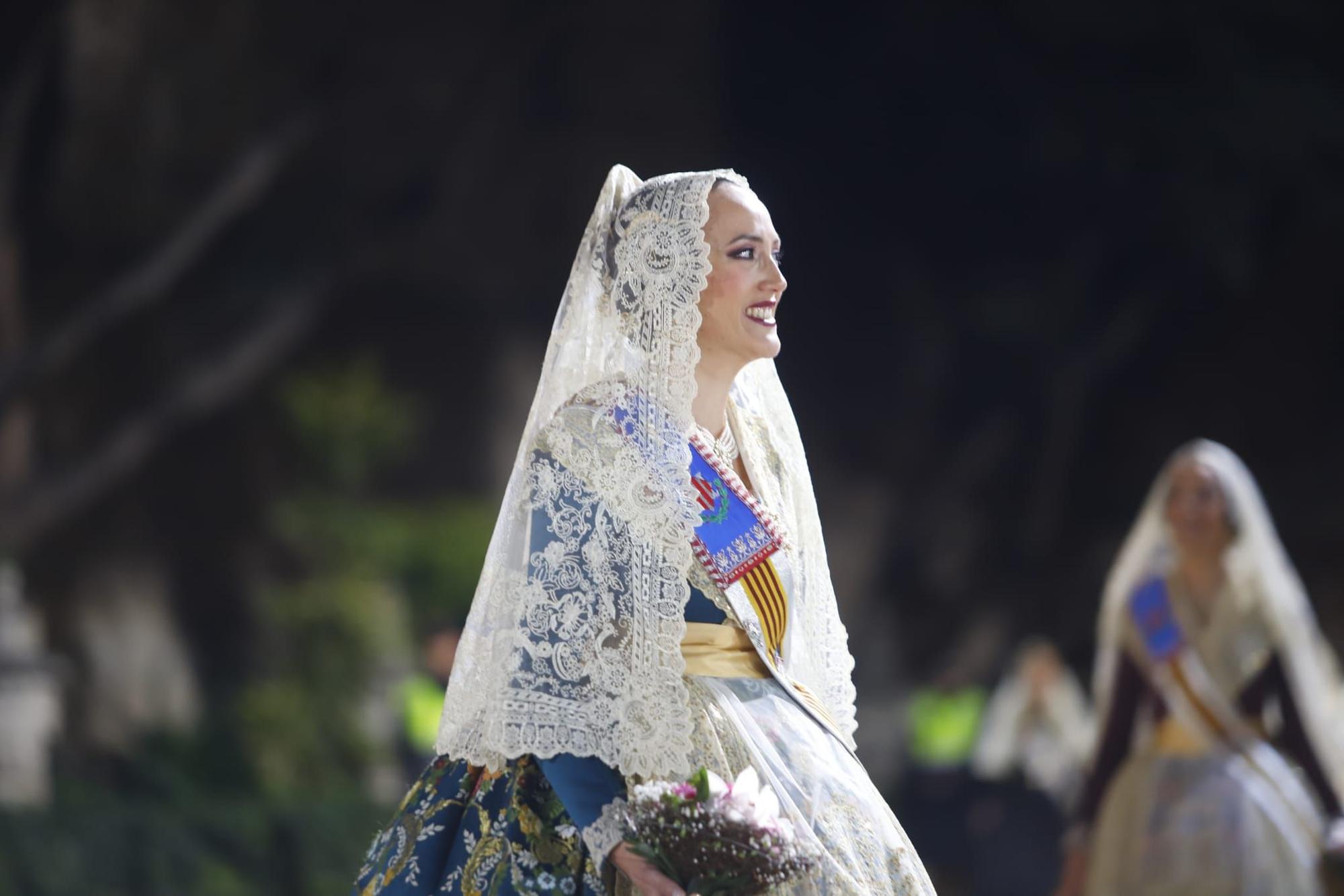 Laura Mengó y su corte coronan la ofrenda a la Virgen