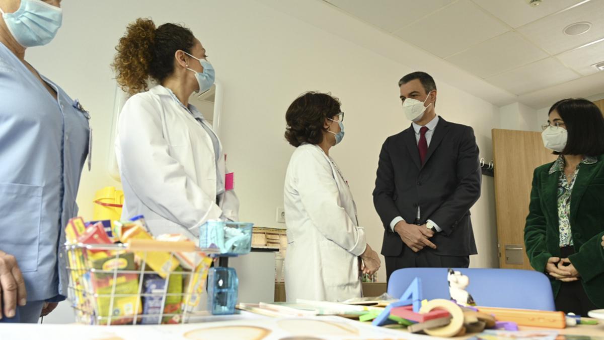 El presidente del Gobierno, Pedro Sánchez, acompañado por la ministra de Sanidad, Carolina Darias (d), conversa con trabajadores del Centro de Salud Tarajal de Ceuta, durante la visita que ha realizado este miércoles, al centro sanitario. EFE/POOL MONCLOA /Borja Puig De La Bellacasa /SOLO USO EDITORIAL/SOLO DISPONIBLE PARA ILUSTRAR LA NOTICIA QUE ACOMPAÑA (CRÉDITO OBLIGATORIO)