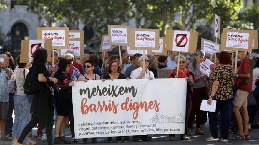 Protesta de 7 colectivos del Marítimo contra el tràfico de drogas