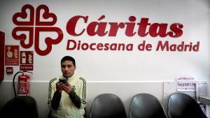 Miguel, ciudadano peruano de 33 años, es uno de los usuarios del centro Cedia 24 Horas de Cáritas en Madrid.
