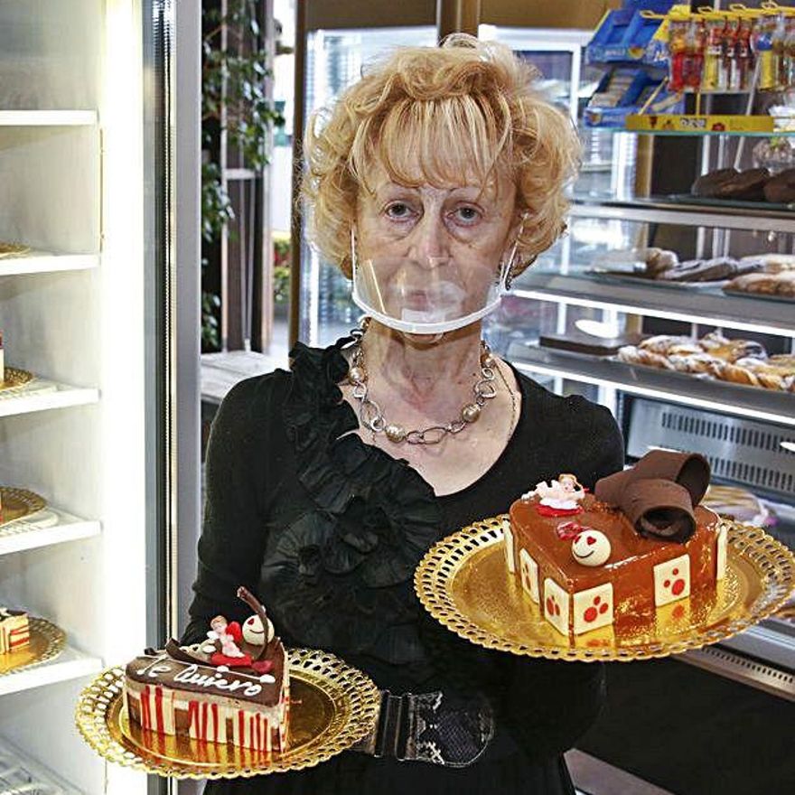 Carmen González, con dos tartas en su confitería Carmen