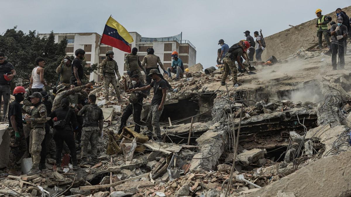 Rescatistas realizan labores de búsqueda de personas desaparecidas en una zona afectada por los terremotos de Venezuela.