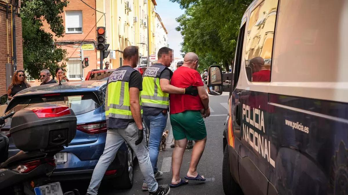 Uno de los detenidos, el padre, tras el registro de su domicilio en la avenida de Pardaleras, el pasado 5 de octubre.