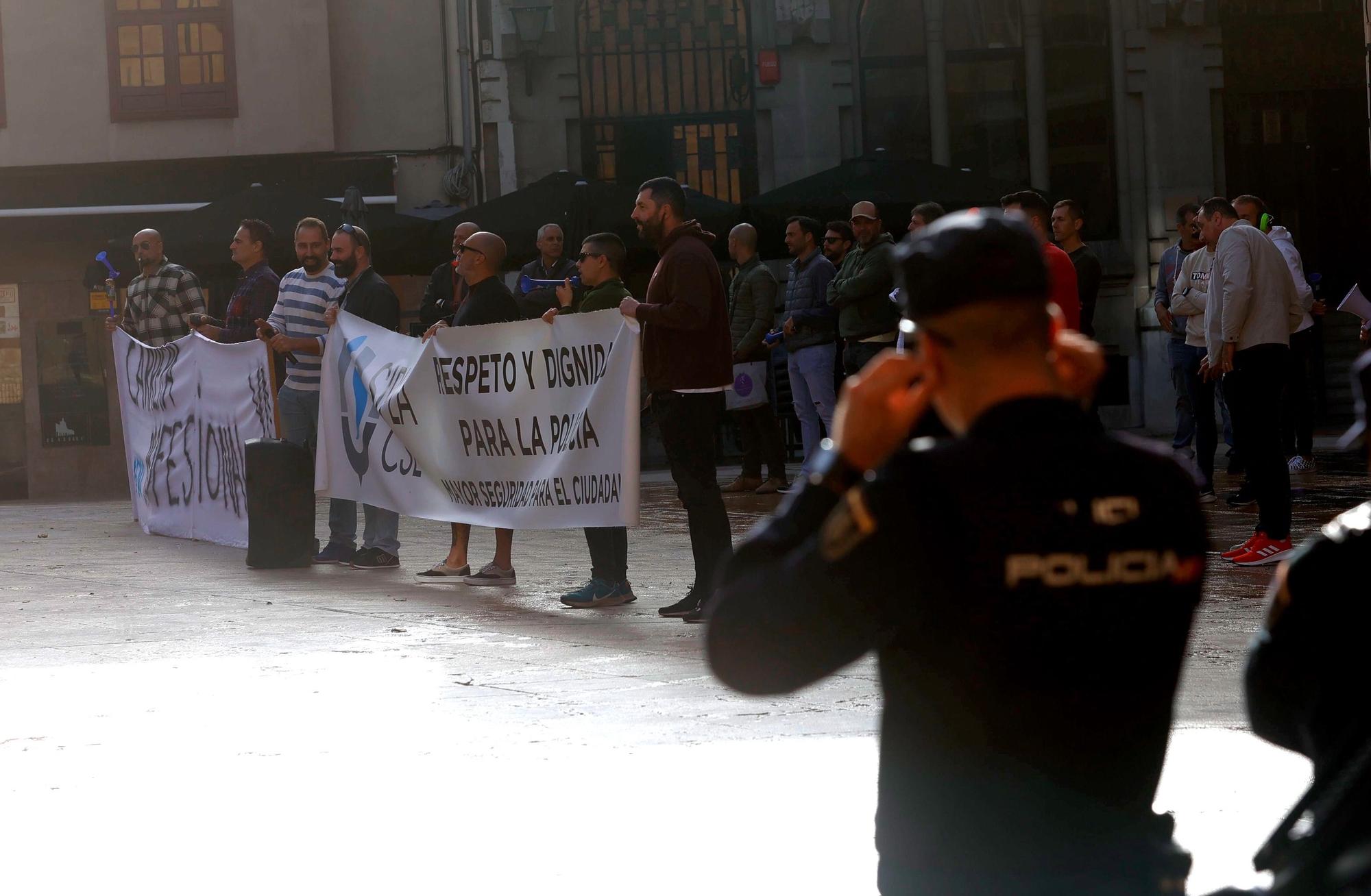 EN IMÁGENES: Pleno municipal en Oviedo con protestas de los vecinos por las terrazas del Antiguo