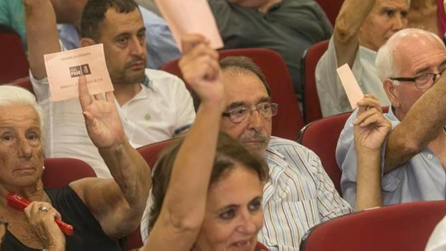 De nuevo, en primer plano: Franco vuelve a ser militante del PSOE