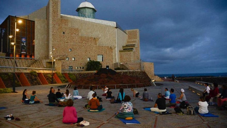 Actividad colectiva de meditación en la plaza anexa al Auditorio Alfredo Kraus.