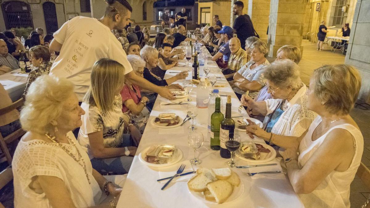 Una vuitantena de persones van participar al sopar a la fresca a la plaça Major, dijous | OSCAR BAYONA