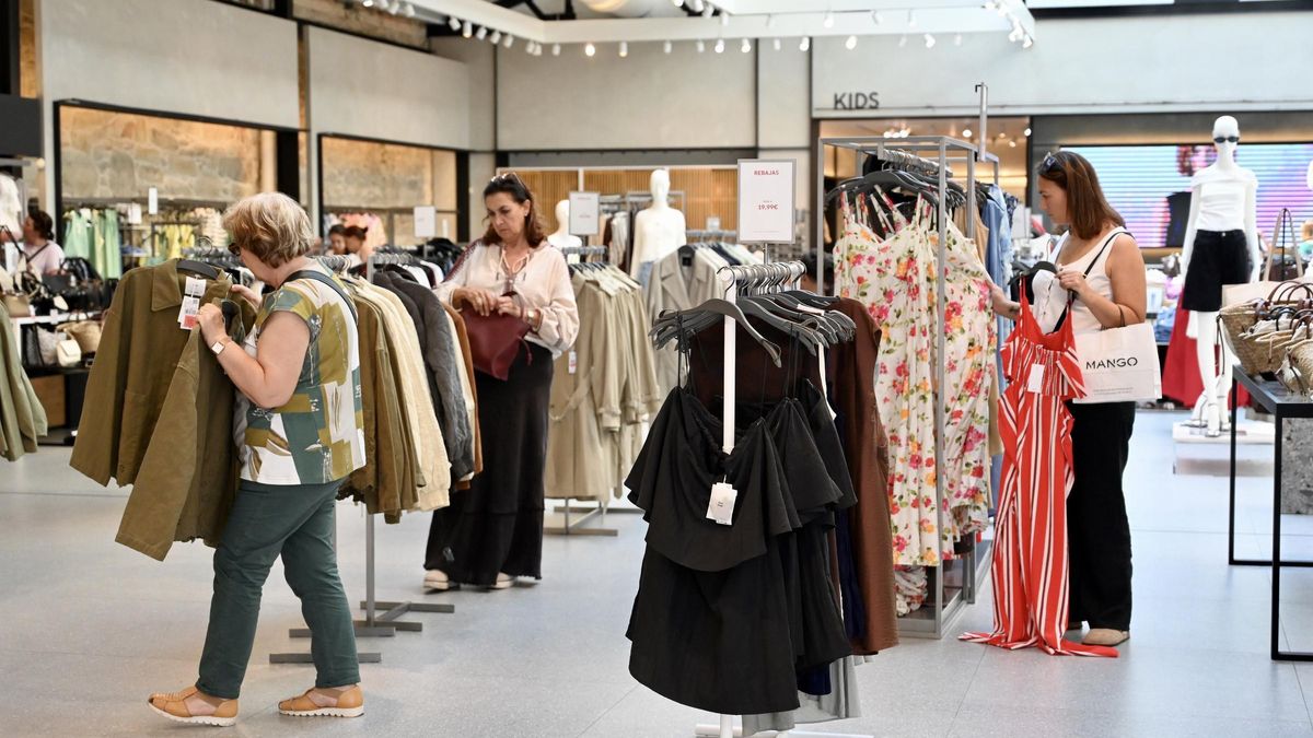 Tienda de ropa ayer, con algunas clientas curioseando las ofertas.
