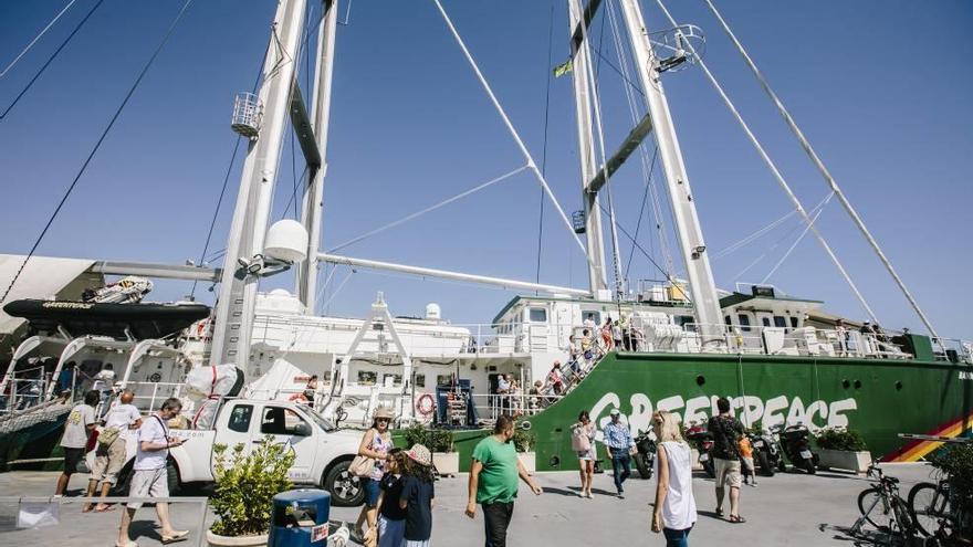 El &#039;Rainbow Warrior&#039; estuvo amarrado ayer en Palma y el público lo pudo visitar.