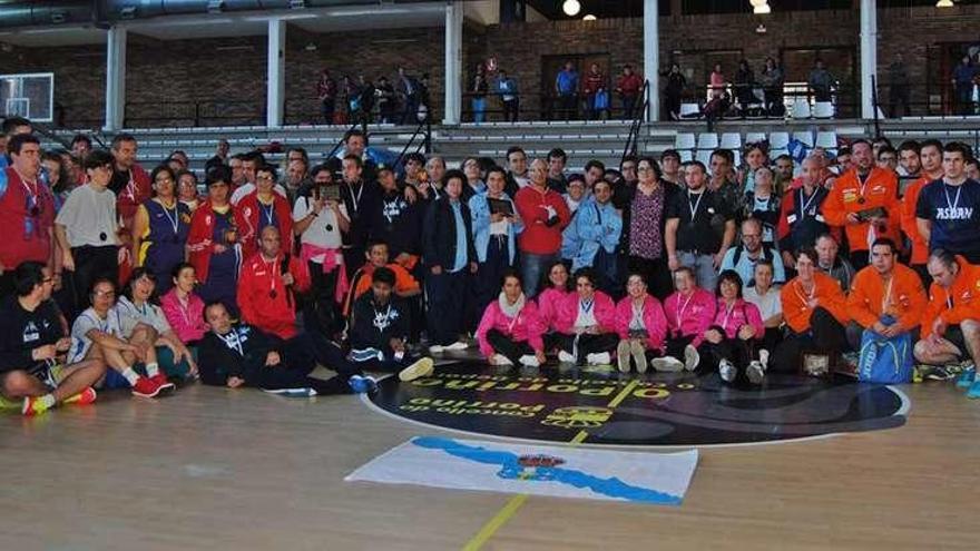 Cierre de una jornada de baloncesto adaptado en el pabellón de Porriño. // D.P.