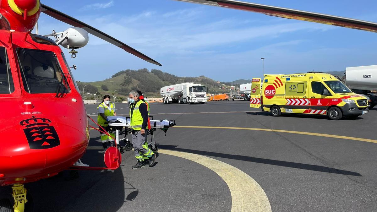 El helicóptero del GES rescata a una senderista herida en el sendero entre Valleseco y Pico del Inglés.