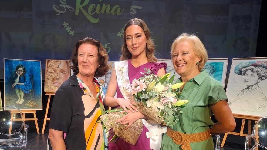 Rocío Pérez, nueva reina de las fiestas, en el centro junto a integrantes de la barriada de San Antonio.