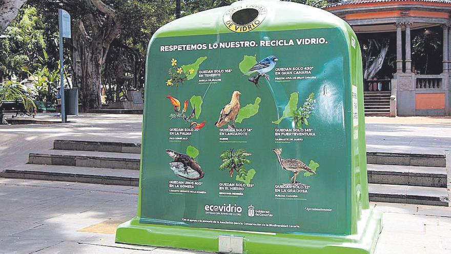 Contenedor de reciclaje con la campaña para salvar la biodiversidad.