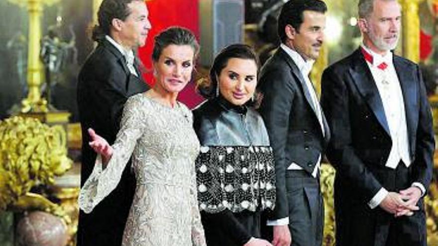 Felipe VI, la reina Letizia, el emir de Catar y su esposa, en la cena de gala.   | // MARISCAL / EFE