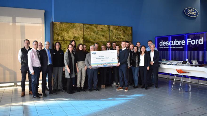 Ford Vedat Mediterráneo entrega el cheque a la Fundación