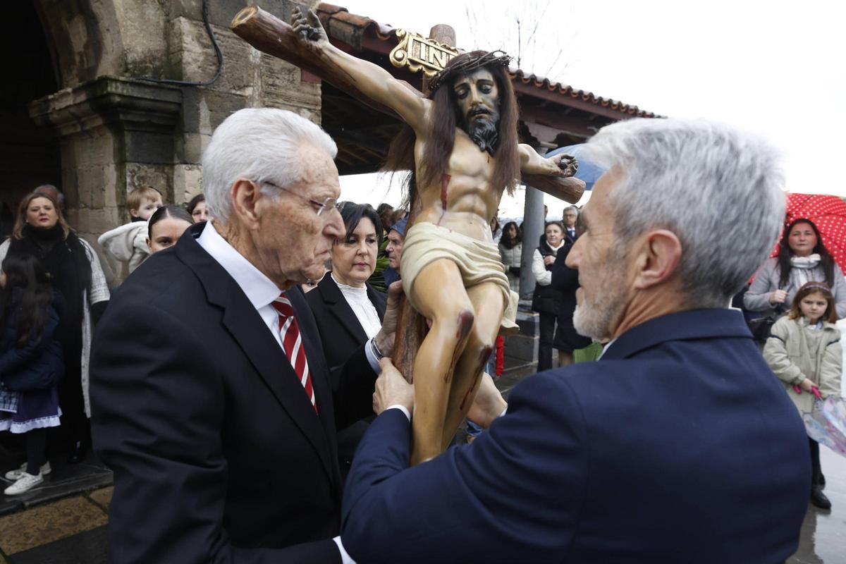 EN IMÁGENES: El cardenal Artime preside la fiesta del Socorro en Luanco, junto al Arzobispo y con la presencia de Adrián Barbón