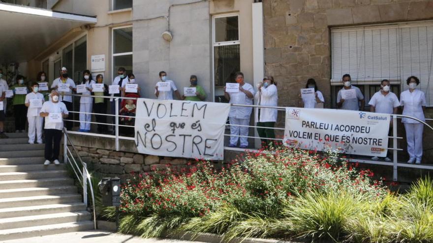 Els treballadors sanitaris manifestant-se davant del Centre Sanitari