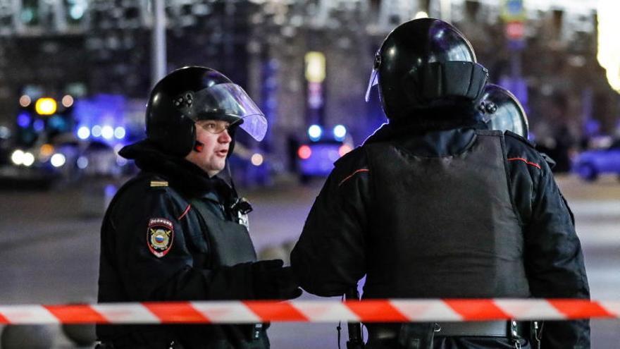 Policías rusos frente a la sede del FSB.