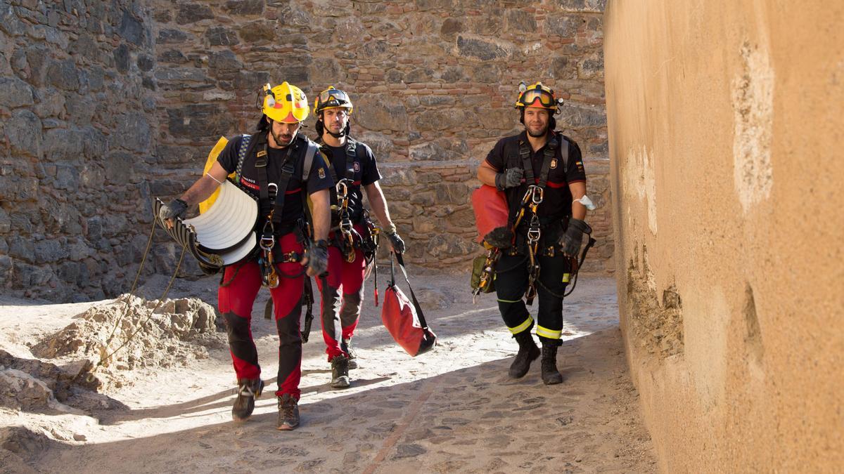 Los bomberos  inspeccionan dos pozos en la Alcazaba y Gibralfaro. Foto: Alejandro Santana Almendro