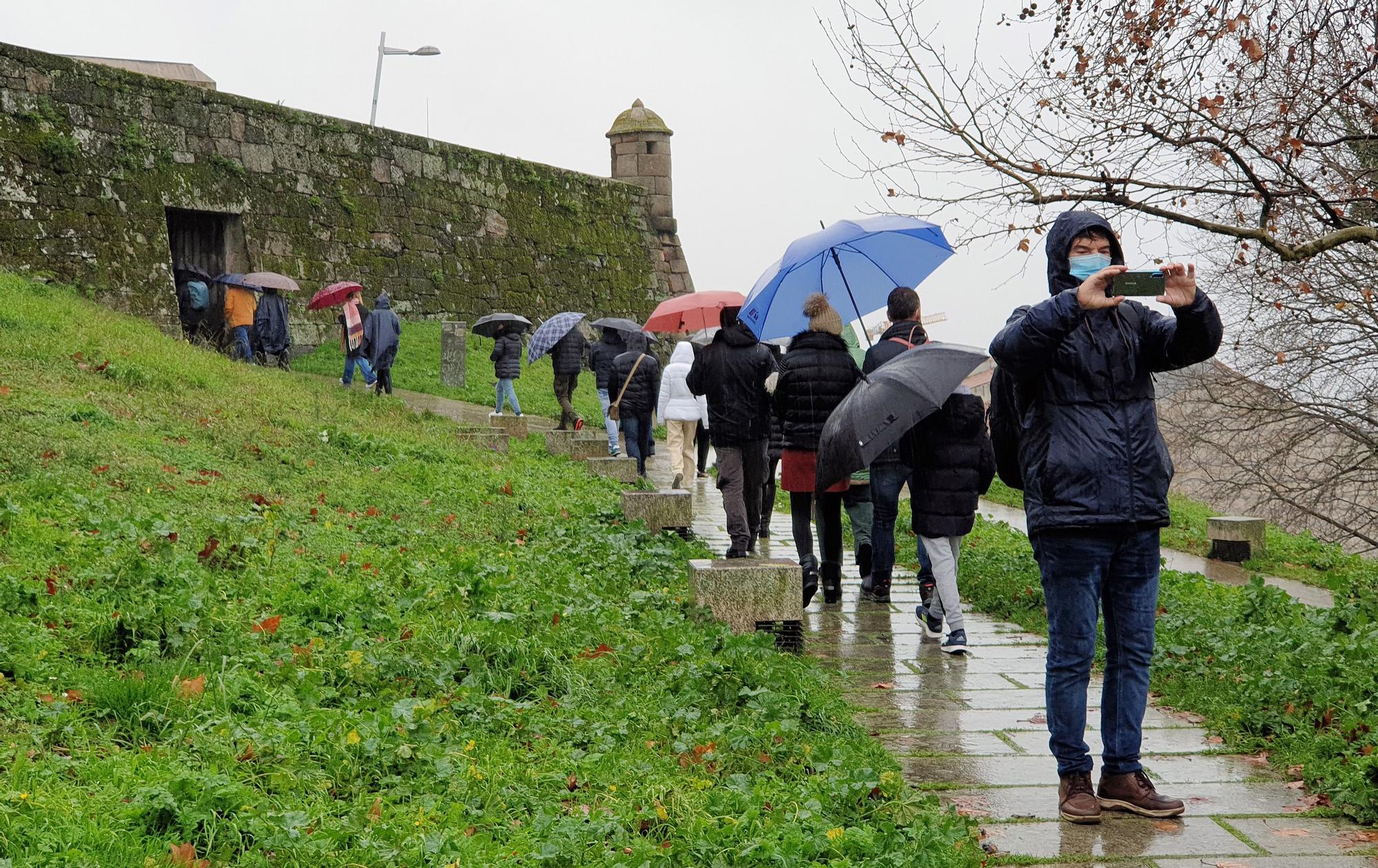 Temporal en Galicia: la borrasca Barra llena Vigo de paraguas y chubasqueros