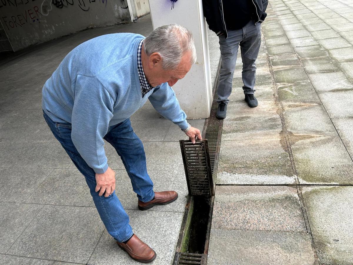 EN IMÁGENES: Quejas por inundaciones de vecinos de un portal de Pola de Siero