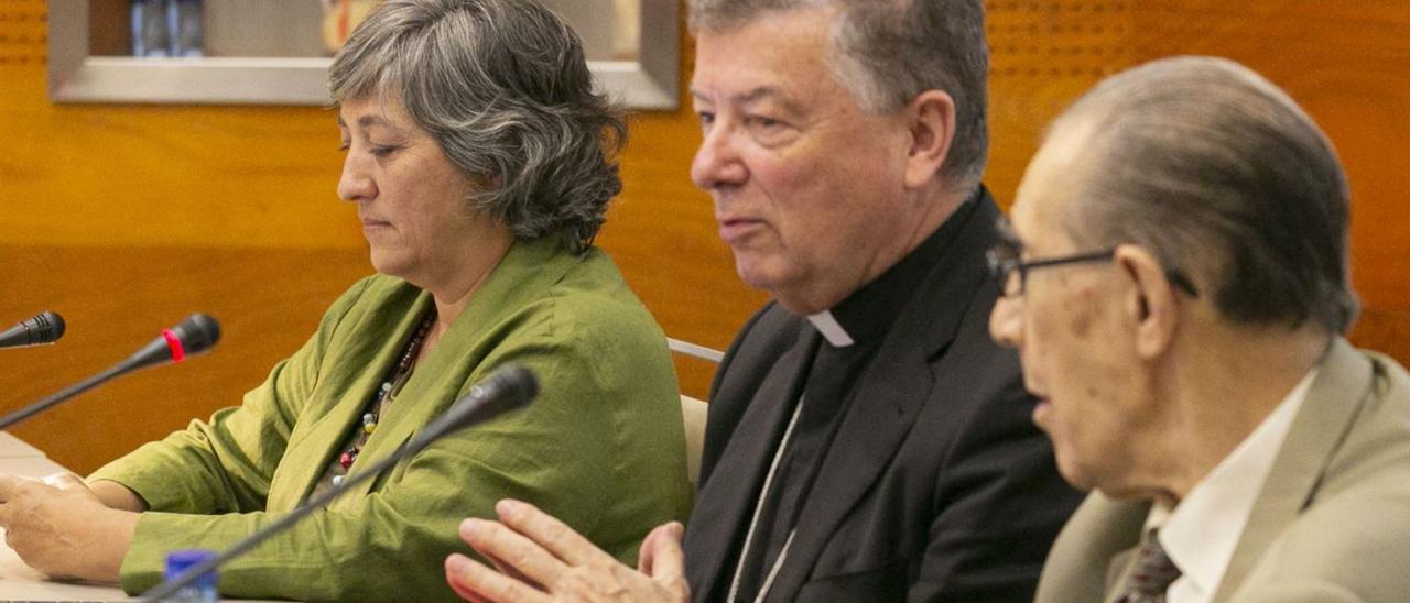 Ana Patricia Moya Rueda, el obispo Juan Antonio Martínez Camino y el profesor Juan Velarde, ayer. | María Fuentes