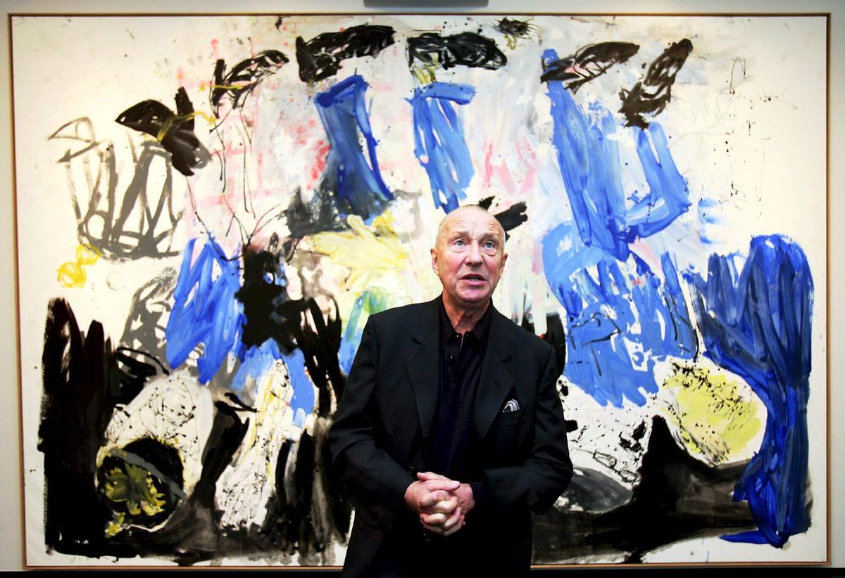 El artista alemán Georg baselitz en frente de una de sus creaciones llamada "Cena en Dresde (Remix)", en la Galería Contemporary Fine Arts en Berlín, martes 13 de febrero del 2007.