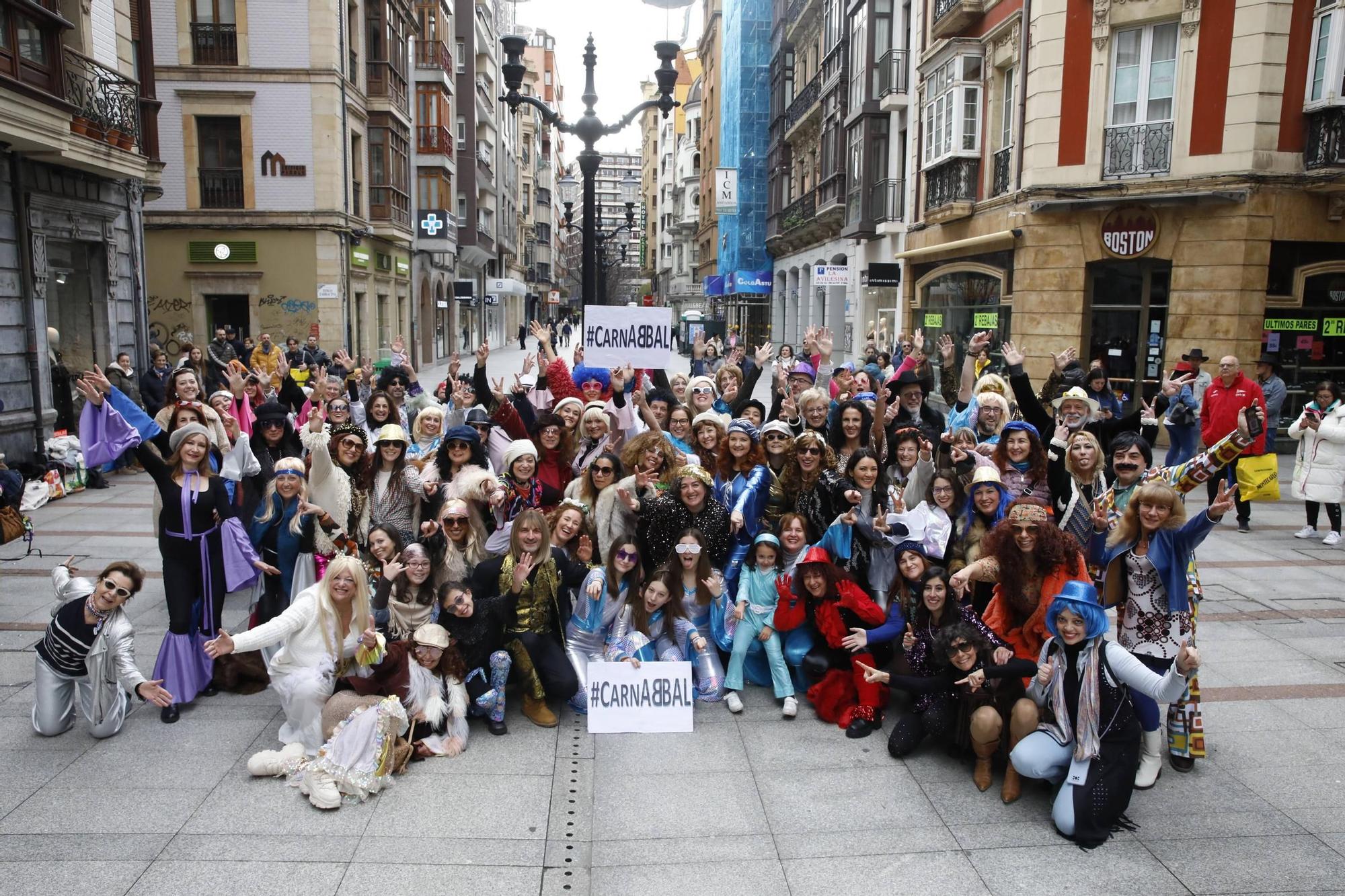 El multitudinario homenaje a ABBA en Gijón de la mano de Robert Taboada y sus bailarines aficionados, en imágenes