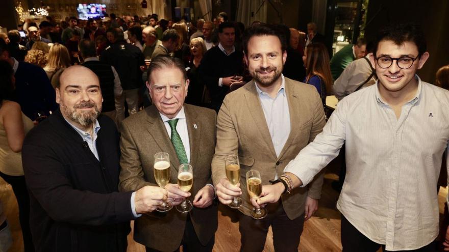 Por la izquierda, Agustín Iglesias Caunedo, Alfredo Canteli, Álvaro Queipo y el presidente de Nuevas Generaciones de Oviedo, Manuel López Purón.  | IRMA COLLÍN