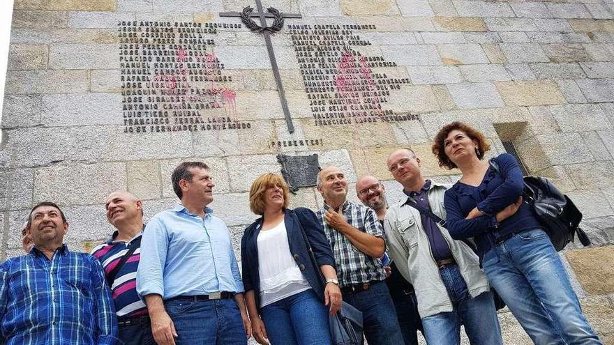 Representantes del BNG, ayer, frente a las inscripciones falangistas que exigen retirar. // G.Núñez