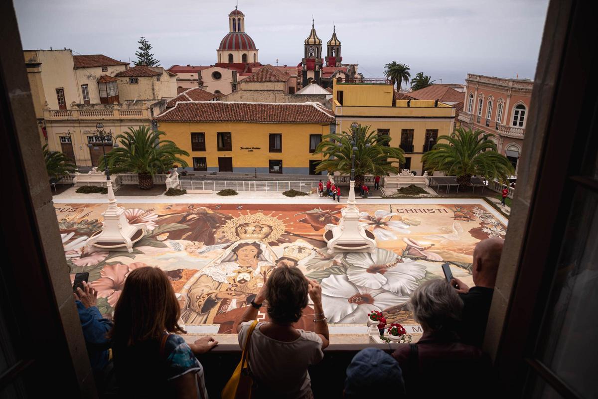 El magno tapiz de La Orotava visto desde el Ayuntamiento