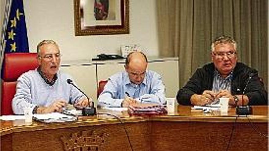 Soms, a l&#039;esquerra, i Guinó, a la dreta, separats pel secretari municipal.