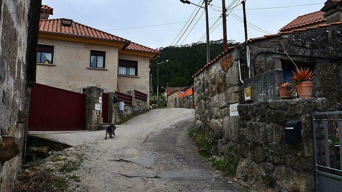 El vecindario se queja del mal estado en que se encuentra el Camiño das Barreiras.