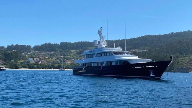 El 'Valoria B', en la ría de Aldán.