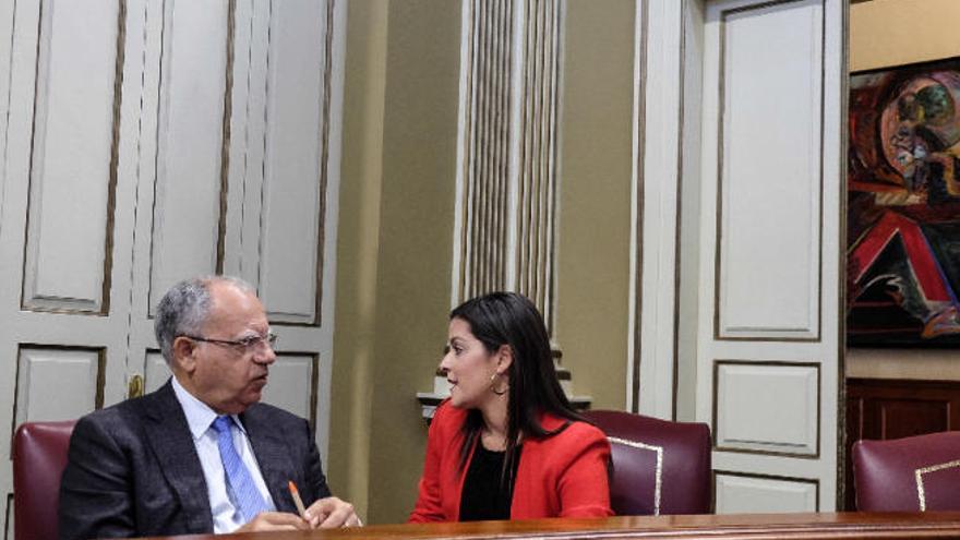 El presidente del Cabildo de La Gomera, Casimiro Curbelo, dialoga con la consejera de Turismo, Yaiza Castilla.