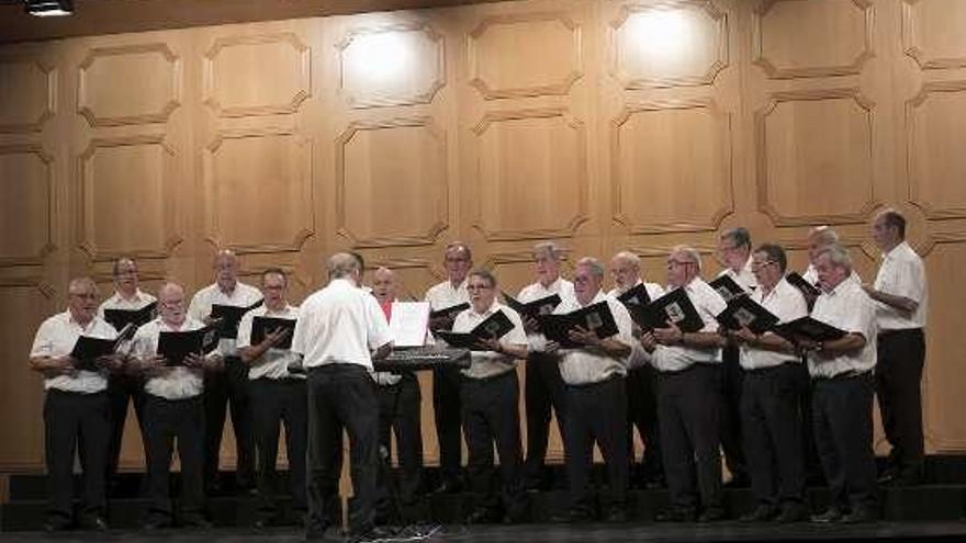 El Coro &quot;Manín&quot; de Lastres, durante su actuación de ayer.