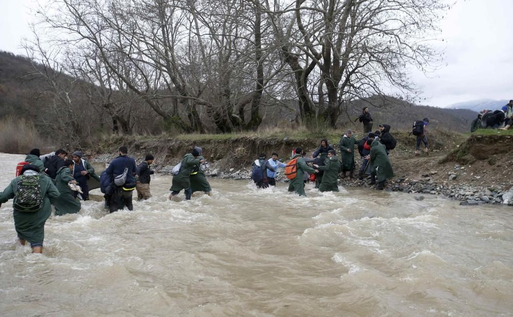 Miles de refugiados cruzan un río para acceder a Macedonia