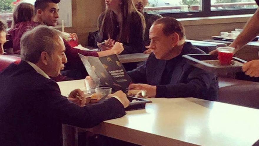 Berlusconi se pasa al McDonalds:¿Qué se tomó?